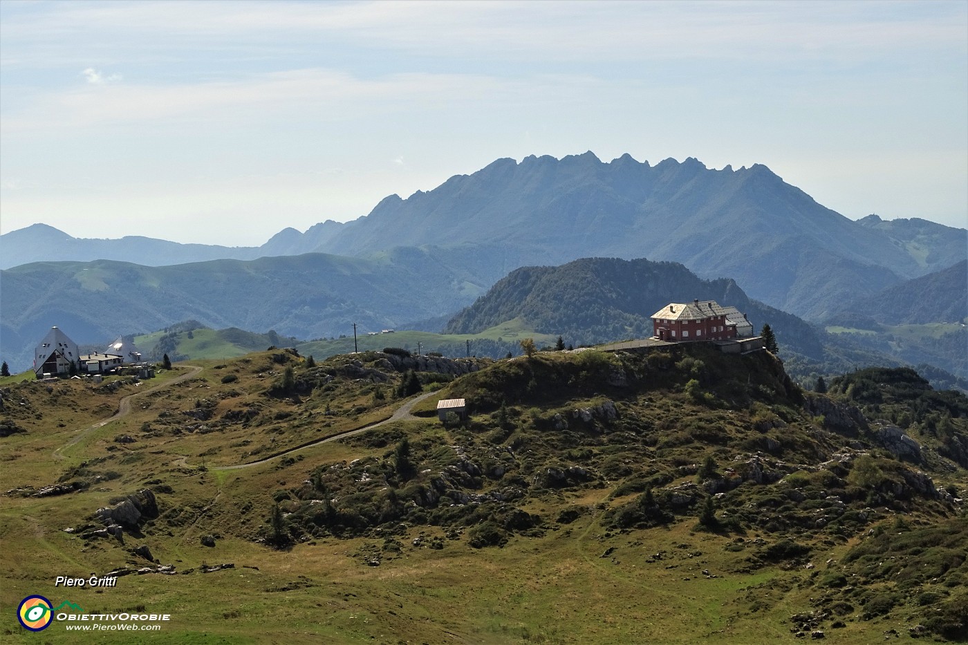 54 Vista sui Rif. Cazzaniga e Nicola e verso il Resegone.JPG